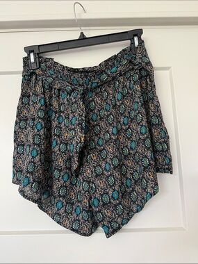 NWT Hayden Los Angeles Boho Floral-Print Elastic-Waist Shorts with Tie front